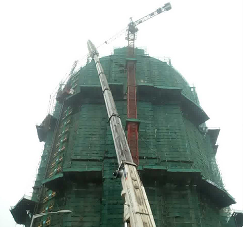 都江堰吊车在工地上作业